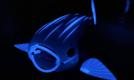 peixe robótico impressão 3d que brilha no escuro